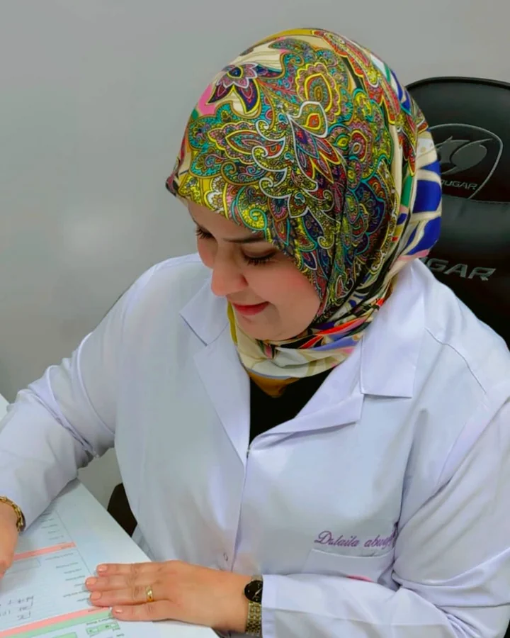د. ليلى أثناء العمل
